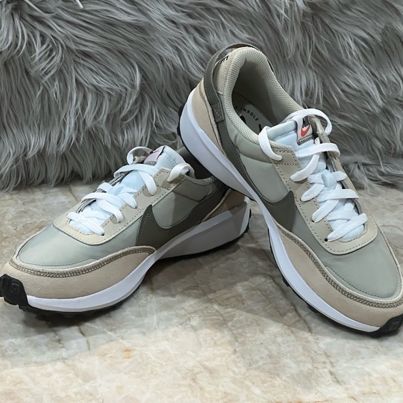 Nike Men’s Waffle Debut Sneakers - Picture 4 of 6